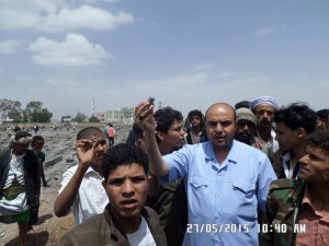 thumbnail_القادري في احد الموقع التي استهدفها العدوان