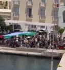 محتجون غاضبون يمنعون مئات السيّاح الصهاينة من دخول جزيرة يونانية