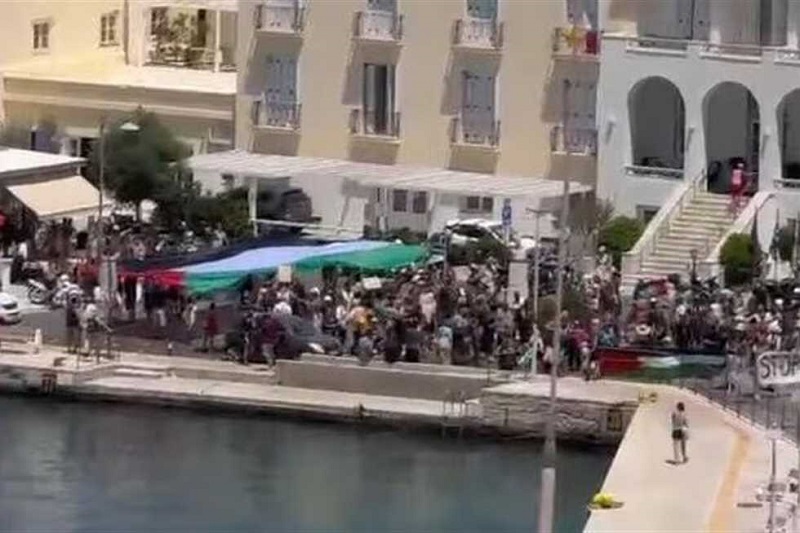 محتجون غاضبون يمنعون مئات السيّاح الصهاينة من دخول جزيرة يونانية محتجون غاضبون يمنعون مئات السيّاح الصهاينة من دخول جزيرة يونانية