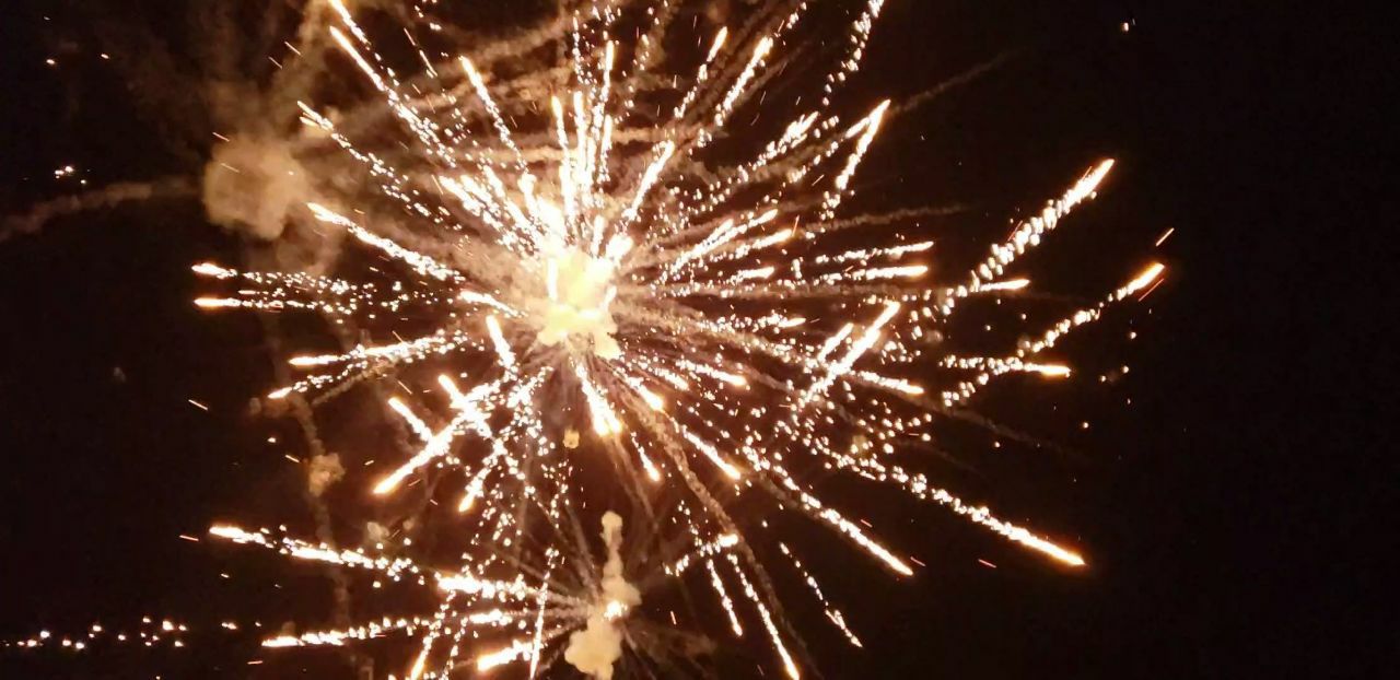 الألعاب النارية تُضيء سمآء مديرية جبل الشرق احتفالاً بحلول ذكرى مولد النور الألعاب النارية تُضيء سمآء مديرية جبل الشرق احتفالاً بحلول ذكرى مولد النور